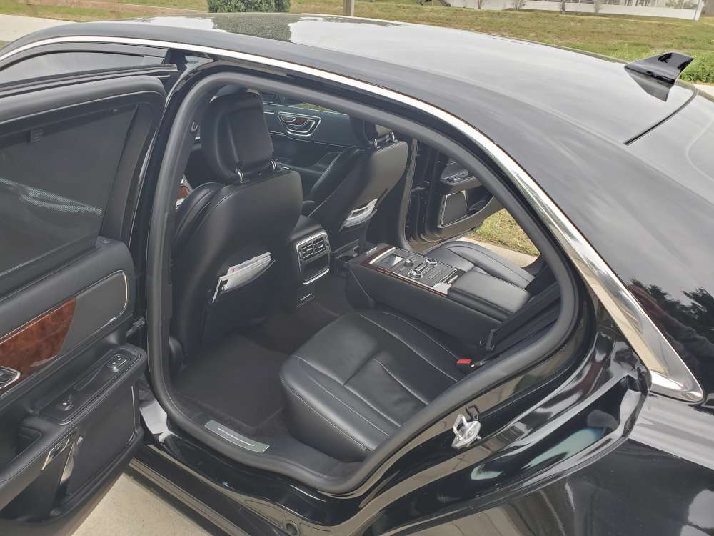 2018-Lincoln-Continental-rear-seat